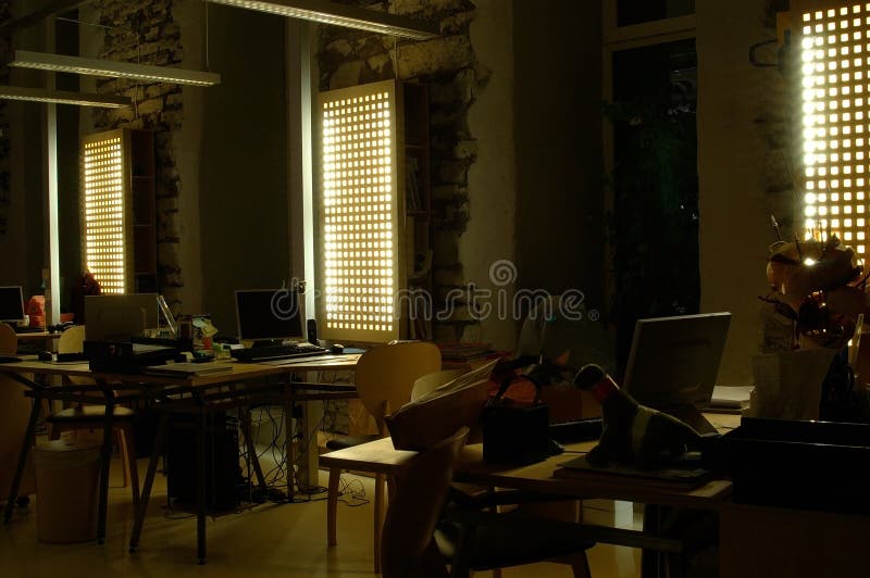Escritório na noite imagem de stock royalty free Escritório na noite imagem de stock royalty free