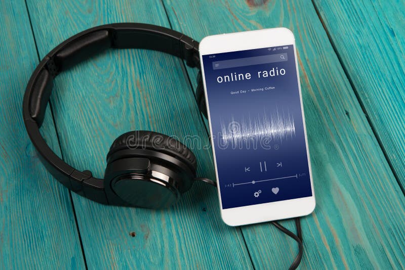 Gadget de música gadgets de accesorios musicales el hombre escucha música  en línea con auriculares y