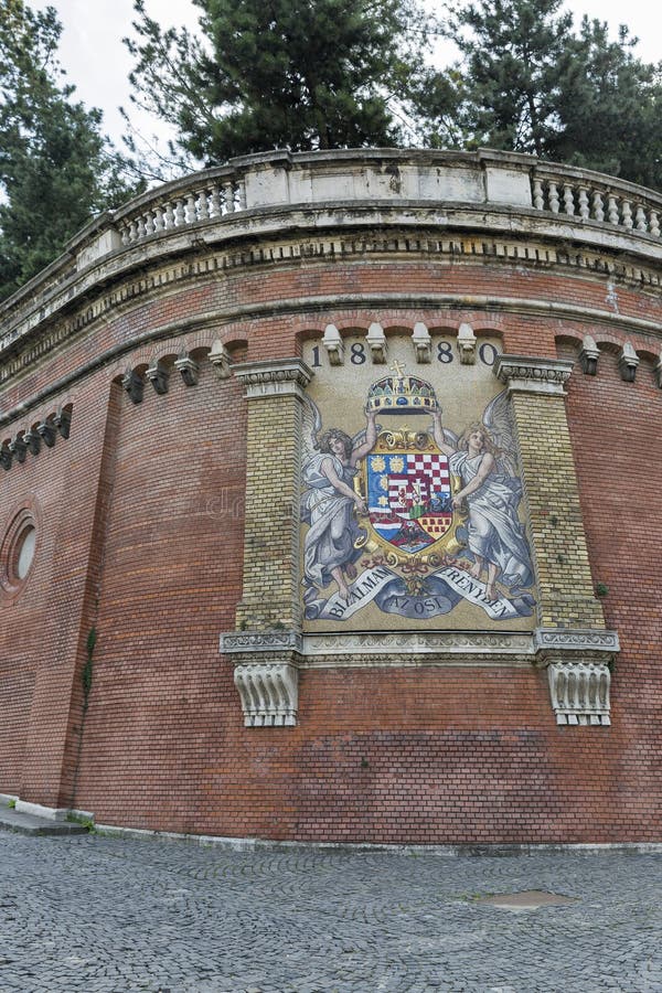 Escudo de armas en la pared de la colina del castillo en Budapest, Hungría fotos de archivo Escudo de armas en la pared de la colina del castillo en Budapest, Hungría fotos de archivo