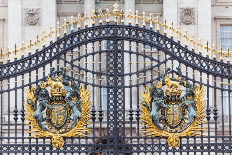 Escudo de armas real en la puerta principal del Buckingham Palace
