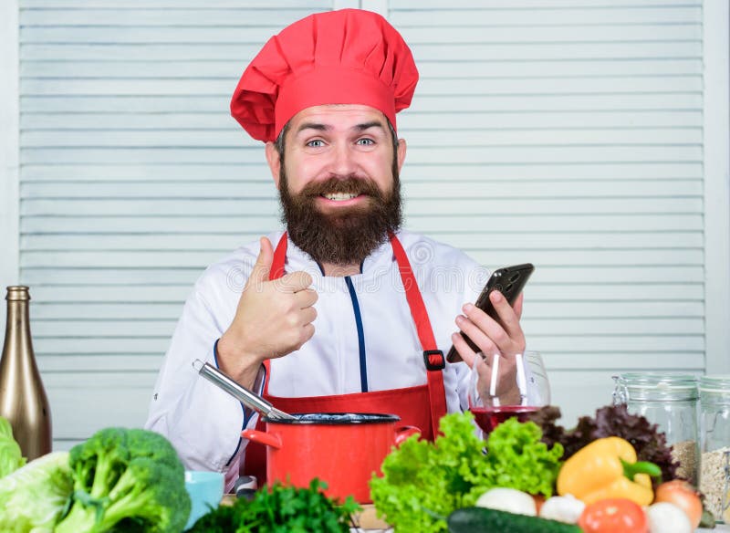 Escuela culinaria Inconformista en sombrero y delantal que aprenden c?mo al cocinero en l?nea Educaci?n culinaria en l?nea Concep imagen de archivo libre de regalías Escuela culinaria Inconformista en sombrero y delantal que aprenden c?mo al cocinero en l?nea Educaci?n culinaria en l?nea Concep imagen de archivo libre de regalías