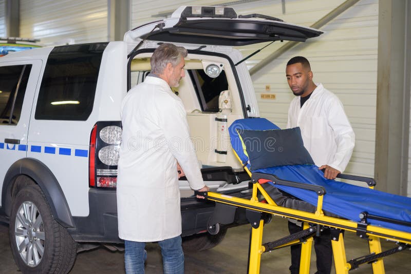 Escuemens teruggetrokken ziekenwagen strecher stock afbeelding Escuemens teruggetrokken ziekenwagen strecher stock afbeelding