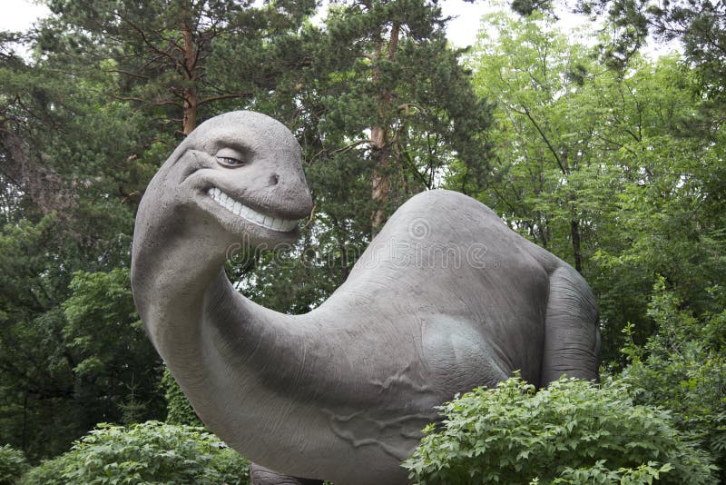 Escultura concreta do Diplodocus no jardim zoológico de Novosibirsk Os dinossauros eram turistas superiores usados da tração Escu fotografia de stock royalty free Escultura concreta do Diplodocus no jardim zoológico de Novosibirsk Os dinossauros eram turistas superiores usados da tração Escu fotografia de stock royalty free