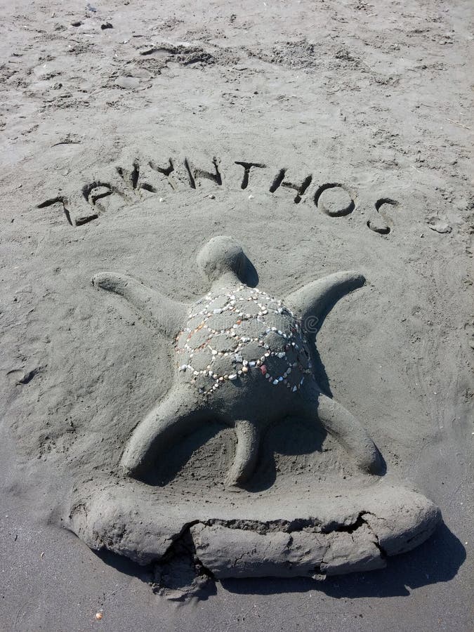 Escultura da areia de uma tartaruga em uma praia foto de stock Escultura da areia de uma tartaruga em uma praia foto de stock