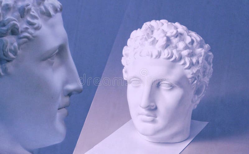 Escultura da cabeça do emplastro, retrato de um homem novo, escultura clássica do busto para o desenho acadêmico, fundo escuro fotos de stock Escultura da cabeça do emplastro, retrato de um homem novo, escultura clássica do busto para o desenho acadêmico, fundo escuro fotos de stock