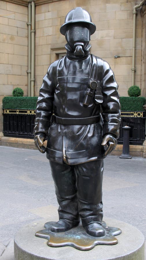 Escultura de bronce del bombero del ciudadano, Glasgow fotografía de archivo libre de regalías Escultura de bronce del bombero del ciudadano, Glasgow fotografía de archivo libre de regalías