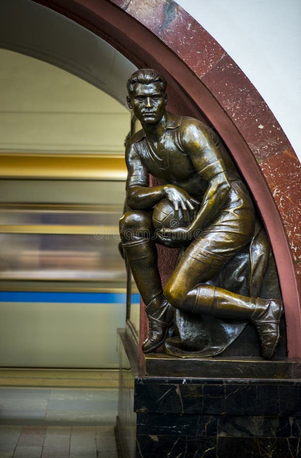 Escultura de bronce en la estación de metro famosa de la revolución rusa, Moscú, Rusia imagenes de archivo Escultura de bronce en la estación de metro famosa de la revolución rusa, Moscú, Rusia imagenes de archivo