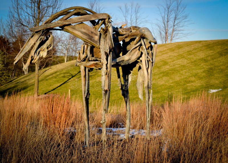 Escultura de caballo abstracto en los jardines y parque de esculturas frederik meijer