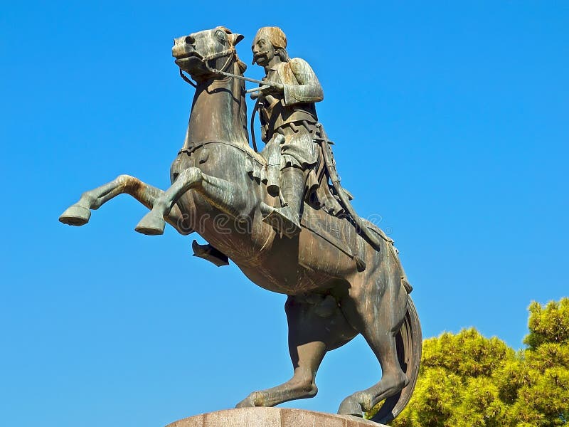 Estátua De Cavalo Em Frente a Um Céu Nublado Foto de Stock - Imagem de  animal, olho: 221252936