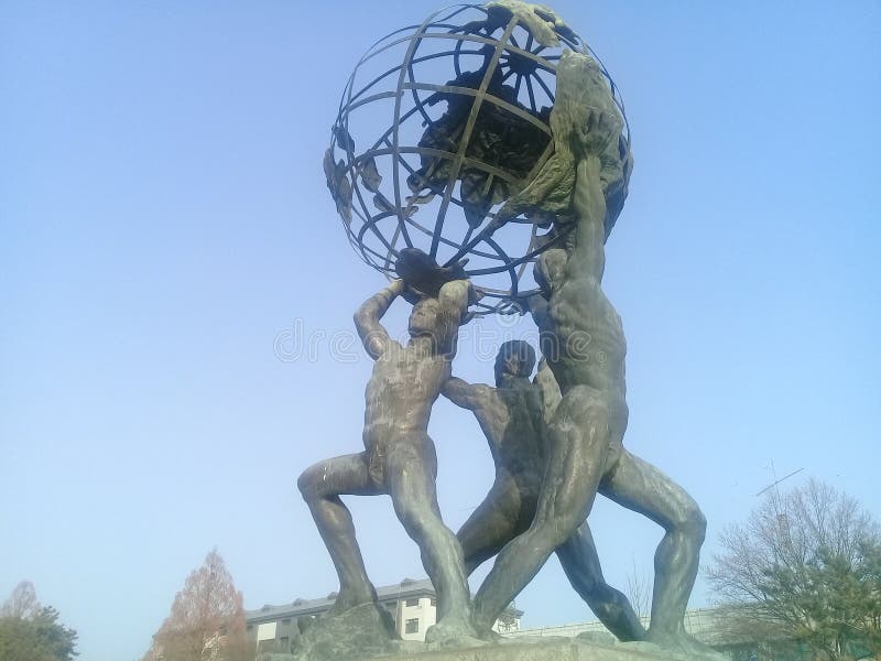 Escultura de diversos homens despidos que guardam o mundo nas mãos foto de stock royalty free Escultura de diversos homens despidos que guardam o mundo nas mãos foto de stock royalty free