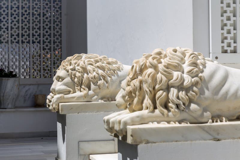 Escultura De Dos Leones De Mármol Que Mienten En La Isla De Andros De La  Entrada, Cícladas, Grecia Foto de archivo - Imagen de arte, grecia:  151356884