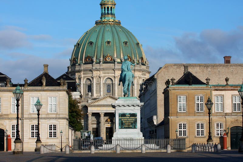 Escultura de Federico V a caballo en el cuadrado de Amalienborg en el Co
