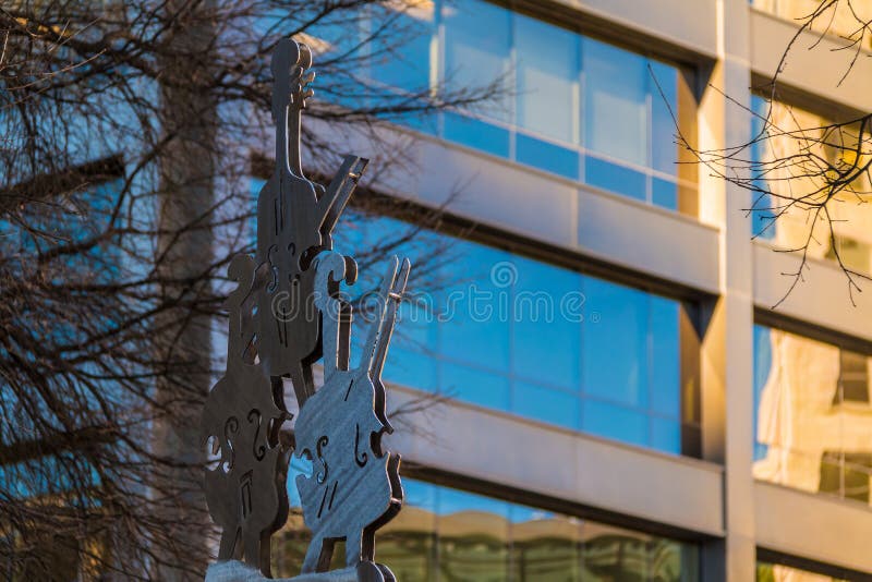 Escultura de instrumentos curvados da corda, Atlanta, EUA imagem de stock Escultura de instrumentos curvados da corda, Atlanta, EUA imagem de stock