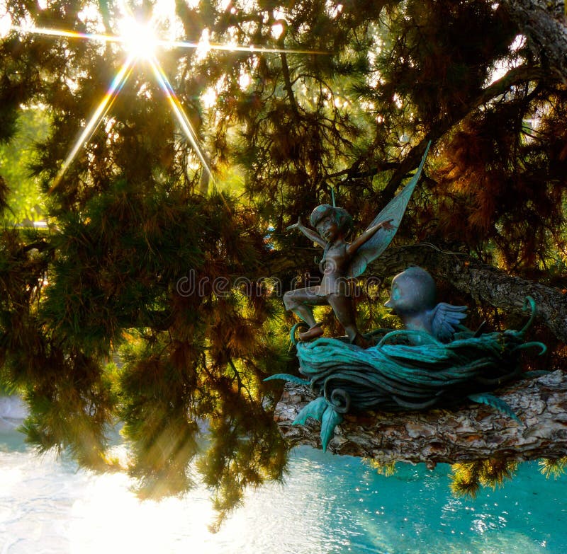 Escultura de la hada de la tierra de la fantasía de Disneyland imágenes de archivo libres de regalías Escultura de la hada de la tierra de la fantasía de Disneyland imágenes de archivo libres de regalías