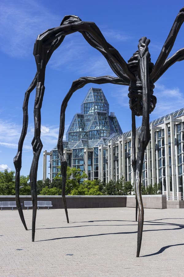Escultura de Maman na frente do National Gallery em Ottawa, Canadá imagens de stock royalty free Escultura de Maman na frente do National Gallery em Ottawa, Canadá imagens de stock royalty free