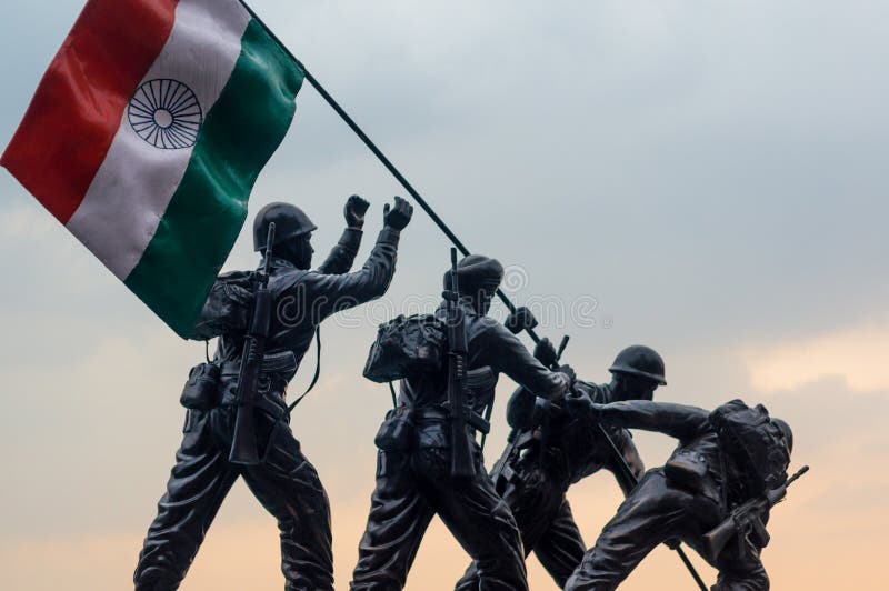 Escultura de pedra dos soldados índio que içam o indiano tricolor imagens de stock Escultura de pedra dos soldados índio que içam o indiano tricolor imagens de stock