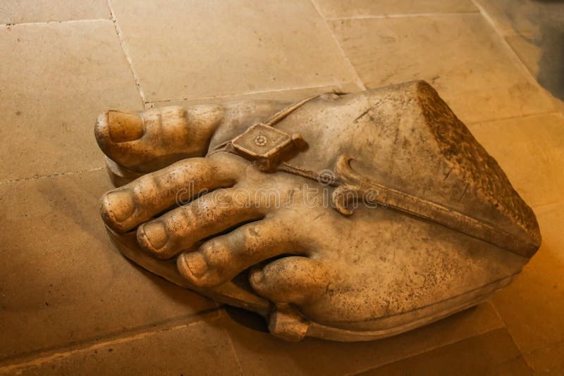 Escultura de pés gigantes usando sandália em chatsworth house derbyshire