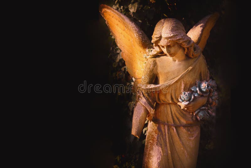 Escultura de um anjo com fundo escuro fotos de stock royalty free Escultura de um anjo com fundo escuro fotos de stock royalty free