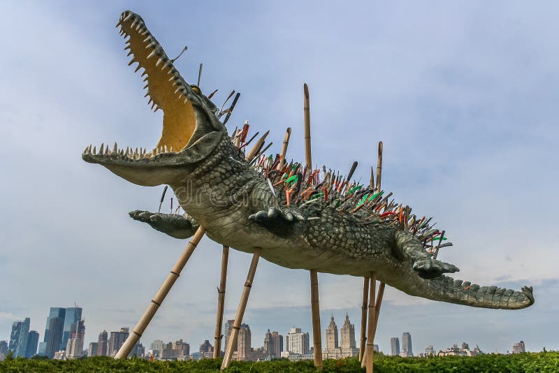Escultura de un cocodrilo con los cuchillos