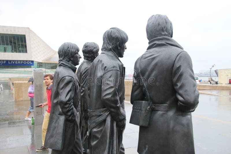 Escultura del Beatles en los muelles de Liverpool, Inglaterra imagen de archivo libre de regalías Escultura del Beatles en los muelles de Liverpool, Inglaterra imagen de archivo libre de regalías