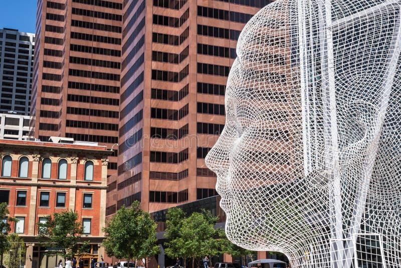 Escultura del rostro humano en Calgary céntrica imágenes de archivo libres de regalías Escultura del rostro humano en Calgary céntrica imágenes de archivo libres de regalías