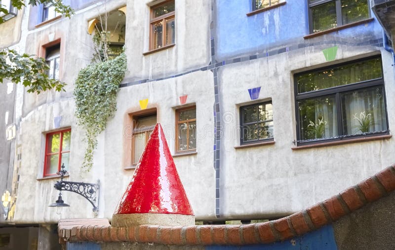 Escultura delante del Hundertwasserhaus imágenes de archivo libres de regalías Escultura delante del Hundertwasserhaus imágenes de archivo libres de regalías