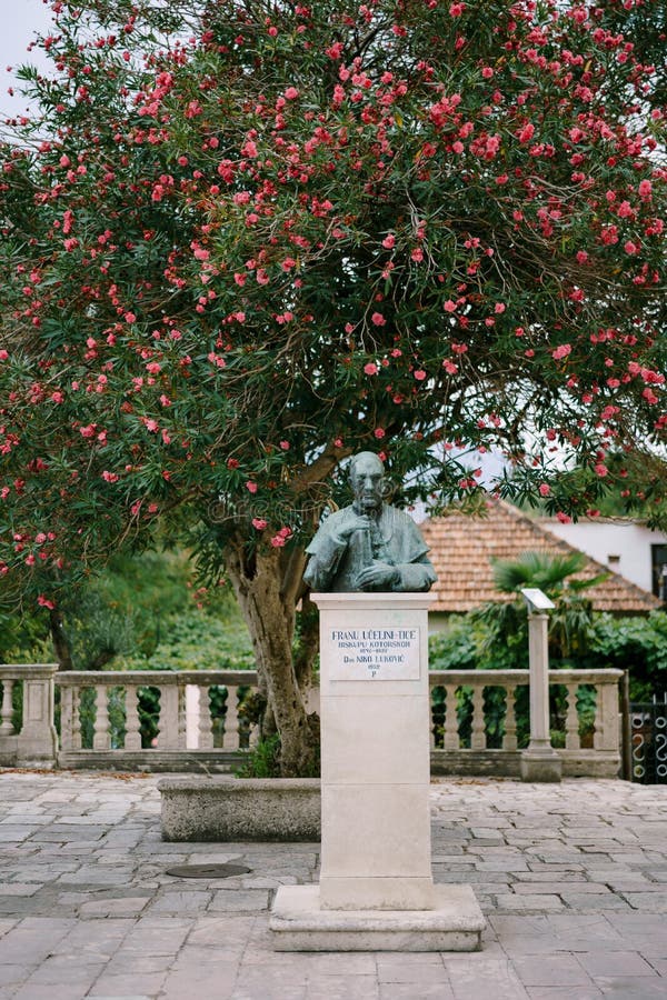 Busto De Mármore Do Bispo Francis Asbury No Jardim Da Primeira