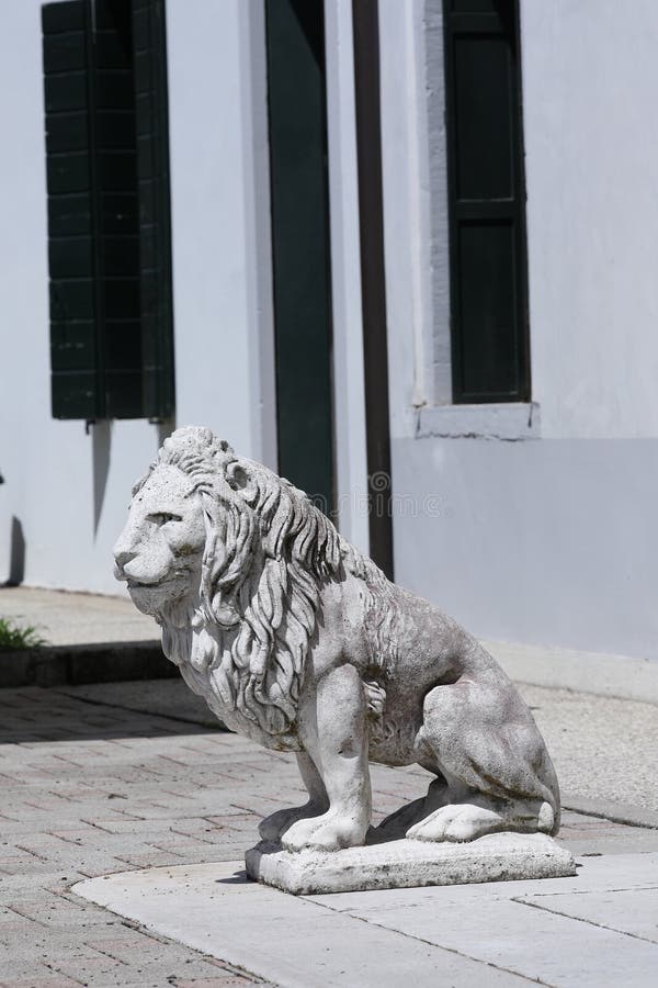 Escultura do leão no jardim italiano fotos de stock Escultura do leão no jardim italiano fotos de stock