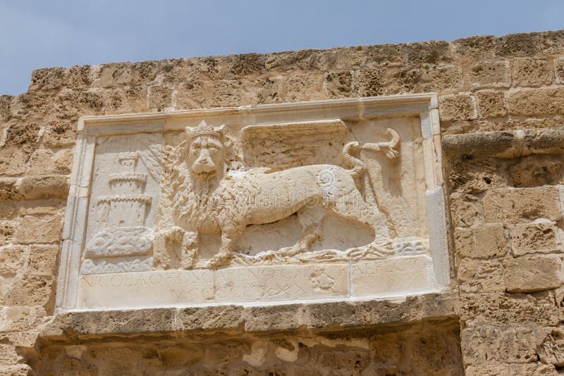 Escultura do leão voado de St Mark em Famagusta, Chipre fotos de stock Escultura do leão voado de St Mark em Famagusta, Chipre fotos de stock