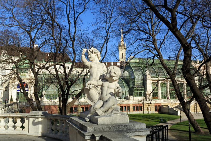 Escultura en el jardín Burggarten Viena, Austria imagen de archivo libre de regalías Escultura en el jardín Burggarten Viena, Austria imagen de archivo libre de regalías