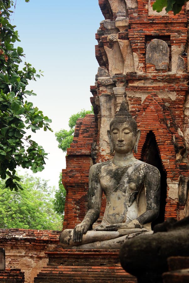 Escultura grande de Buda en las ruinas del templo real hist?rico Wat Phra Sri Sanphet Ayutthaya, Tailandia foto de archivo Escultura grande de Buda en las ruinas del templo real hist?rico Wat Phra Sri Sanphet Ayutthaya, Tailandia foto de archivo
