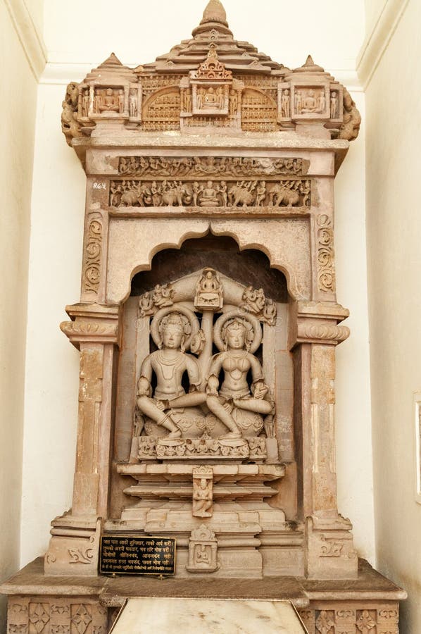 Escultura tallada piedra en el templo de Shantinath Templos Jain de Khajuraho fotos de archivo libres de regalías Escultura tallada piedra en el templo de Shantinath Templos Jain de Khajuraho fotos de archivo libres de regalías