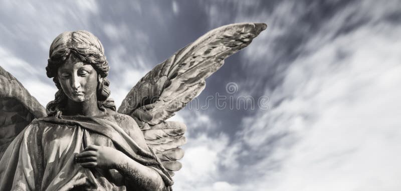 Escultura triste del ángel de guarda con las alas abiertas aisladas con el cielo dramático borroso de las nubes blancas Sculptur imagen de archivo libre de regalías Escultura triste del ángel de guarda con las alas abiertas aisladas con el cielo dramático borroso de las nubes blancas Sculptur imagen de archivo libre de regalías