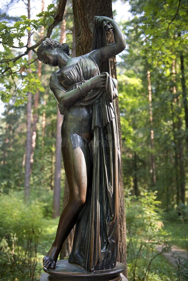 Escultura Venus Callipyge, deusa de amor e de beleza, parque de Pavlovsk fotos de stock Escultura Venus Callipyge, deusa de amor e de beleza, parque de Pavlovsk fotos de stock