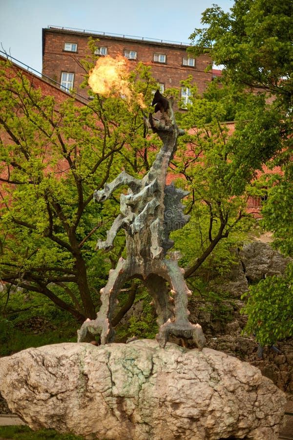 Escultura verde de cobre de um dragão que respira fogo no antigo castelo de wawel, no centro da cidade europeia de krakow fotografia de stock royalty free