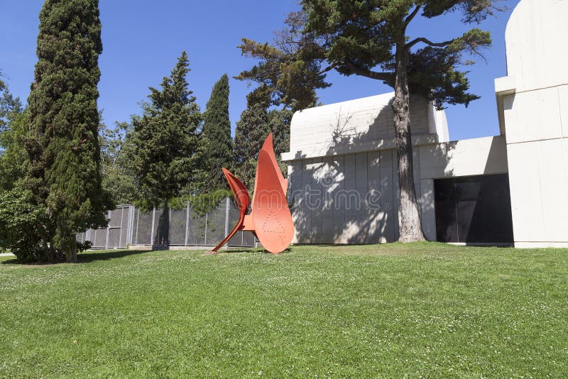 A escultura 4 voa por Alexander Calder antes de entrar a Joan Miro, Barcelona, Espanha fotografia de stock royalty free A escultura 4 voa por Alexander Calder antes de entrar a Joan Miro, Barcelona, Espanha fotografia de stock royalty free