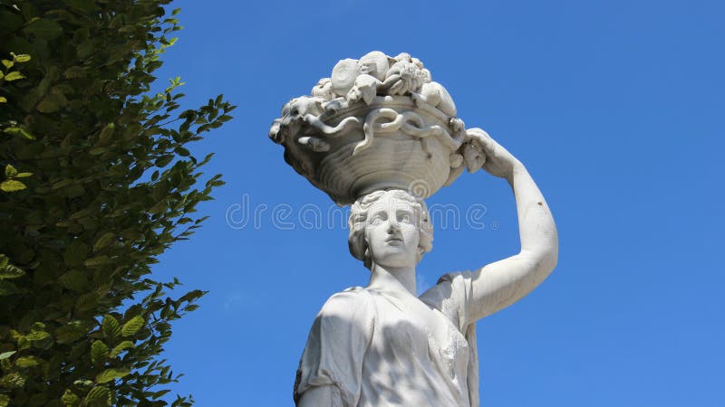 Escultura y cesta de Art Young Girl Carrying Fruits en su cabeza imagen de archivo libre de regalías Escultura y cesta de Art Young Girl Carrying Fruits en su cabeza imagen de archivo libre de regalías