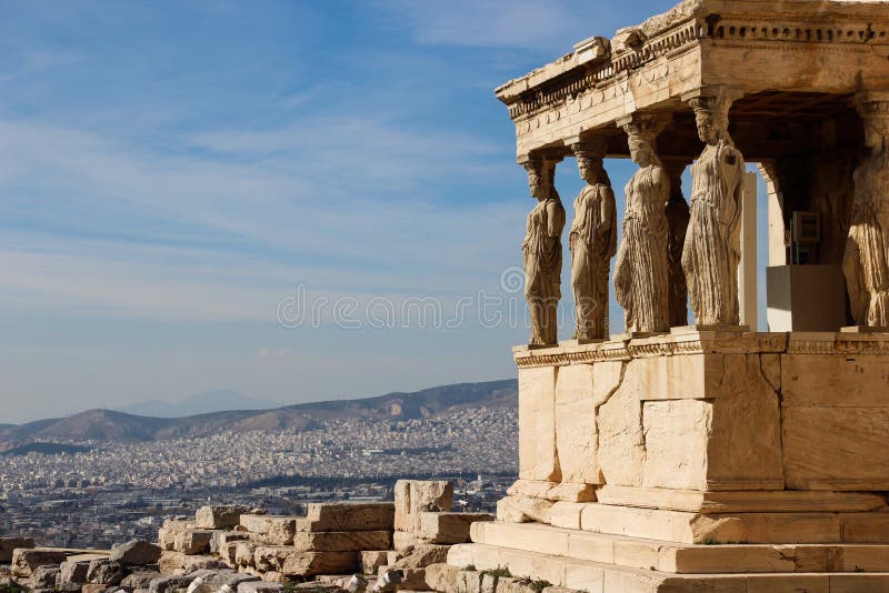 Esculturas das mulheres na acrópole complexa do templo em Atenas foto de stock royalty free Esculturas das mulheres na acrópole complexa do templo em Atenas foto de stock royalty free