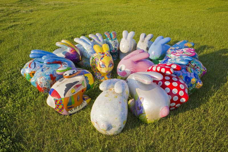 Esculturas de coelhos coloridos da Páscoa imagens de stock