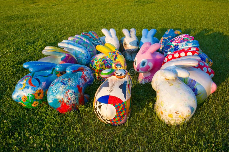 Esculturas de coelhos coloridos da Páscoa imagem de stock