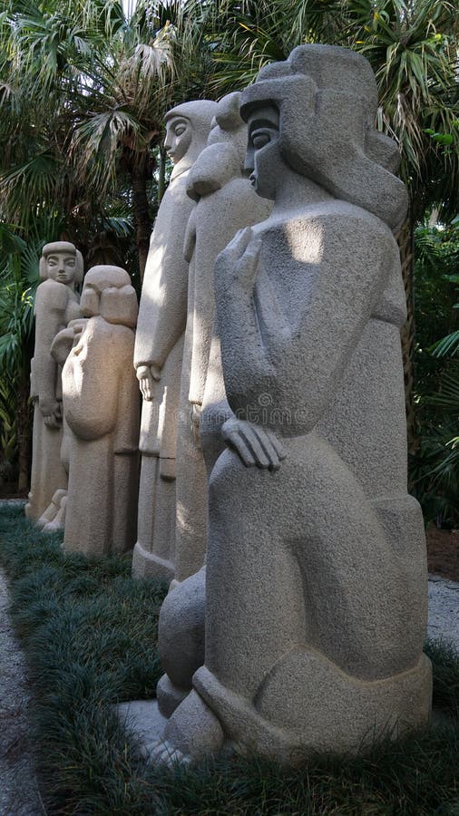 Esculturas de pedra, Ann Norton Sculpture Gardens, West Palm Beach, Florida fotografia de stock Esculturas de pedra, Ann Norton Sculpture Gardens, West Palm Beach, Florida fotografia de stock
