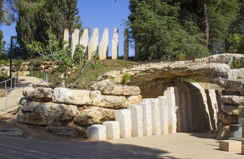 Esculturas de piedra en la entrada al monumento del ` s de los niños en el museo del holocausto de Yad Vashem en Jerusalén Israel fotos de archivo libres de regalías Esculturas de piedra en la entrada al monumento del ` s de los niños en el museo del holocausto de Yad Vashem en Jerusalén Israel fotos de archivo libres de regalías