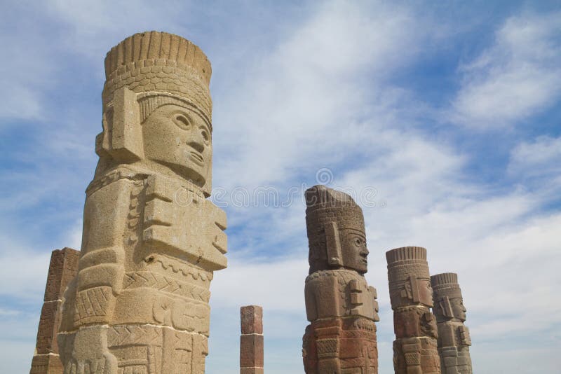 Estatuas Del Guerrero De Toltec Que Rematan En La Pirámide De