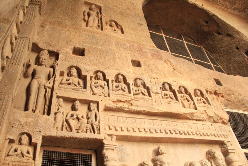 Esculturas del embutido en cueva budista profunda imágenes de archivo libres de regalías Esculturas del embutido en cueva budista profunda imágenes de archivo libres de regalías