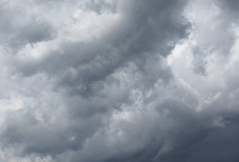 escuro - céu azul com fundo das nuvens imagem de stock escuro - céu azul com fundo das nuvens imagem de stock