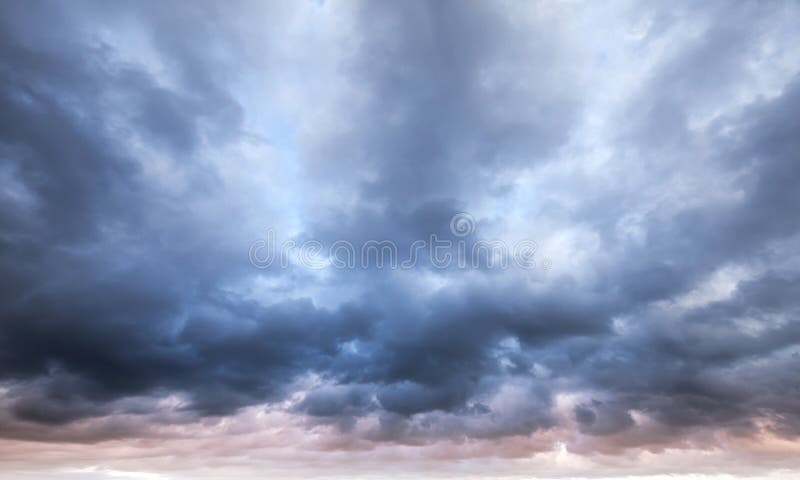 Céu azul escuro, tempestuoso e nublado foto de stock royalty free