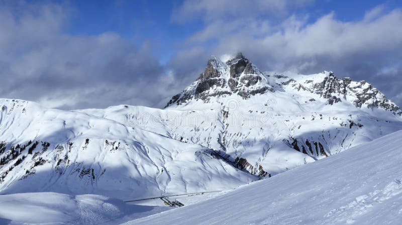 Escuros de esqui em inverno, estância de Lech, Alpes Austríacos imagem de stock royalty free Escuros de esqui em inverno, estância de Lech, Alpes Austríacos imagem de stock royalty free