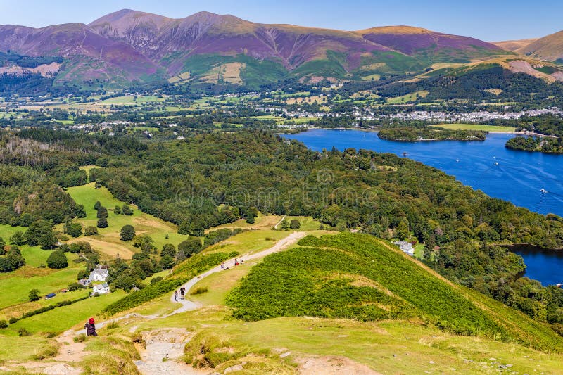 Escursionisti in ascesa su una cresta che sovrasta un grande bacino lacustre e keswick cumbria fotografia stock libera da diritti