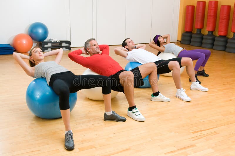 Esercitandosi con la sfera di forma fisica a ginnastica fotografia stock libera da diritti Esercitandosi con la sfera di forma fisica a ginnastica fotografia stock libera da diritti