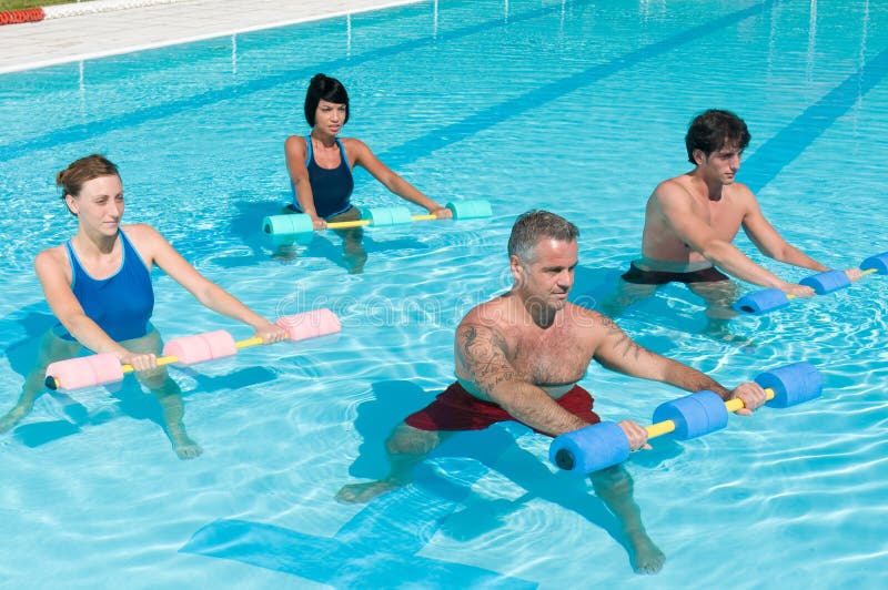 Esercitazione di forma fisica di ginnastica del Aqua con il dumbbell dell'acqua